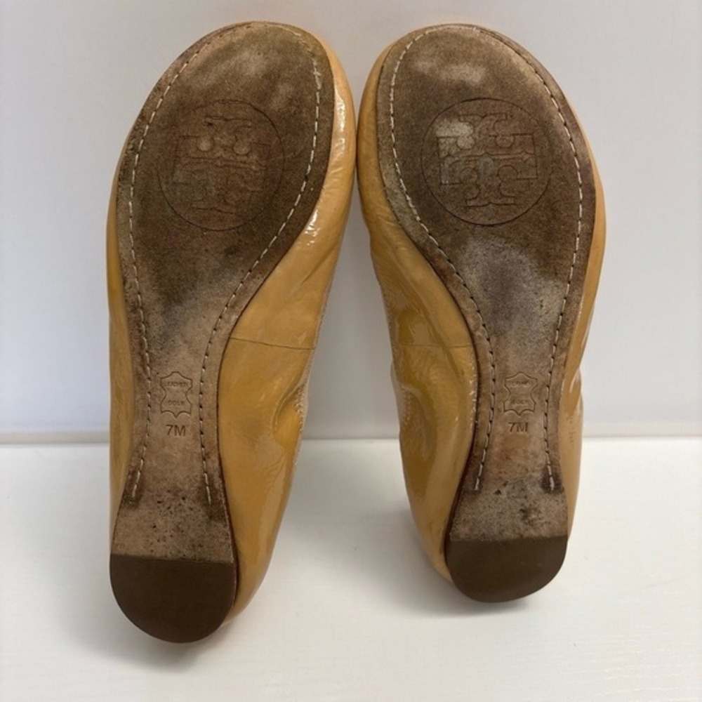 Tory Burch Ballet Flats Womens Size 7 Beige Tan With Gold Logo Medallion - Picture 8 of 15